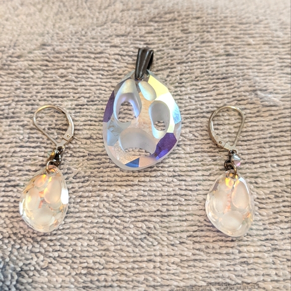 Beautiful Swarovski frosted crystal drop earrings and pendant set - Picture 1 of 1